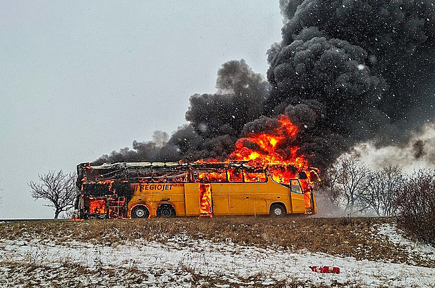 Dálkový autobus vzplál na D46, cestujícím shořela uložená zavazadla