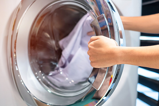 Pračce 30 stupňů nestačí! Jak předejít vzniku plísní a nečistot v pračce?