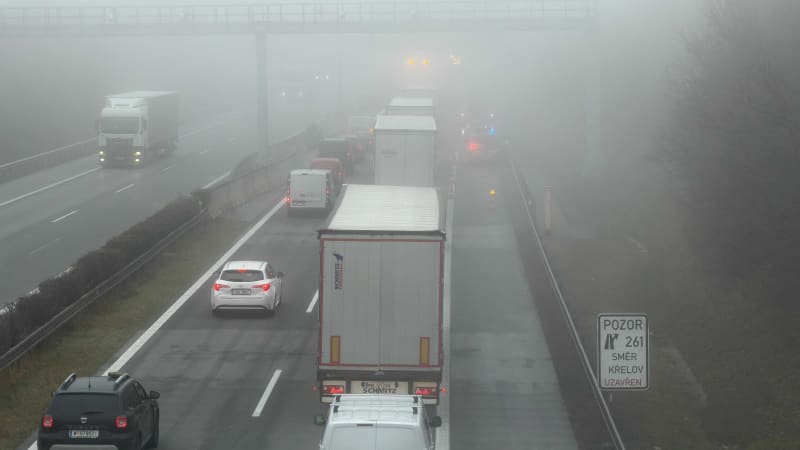 Série vážných nehod na Ústecku: Hasiči museli vyprostit zraněného, namrzlá dálnice D8 stojí