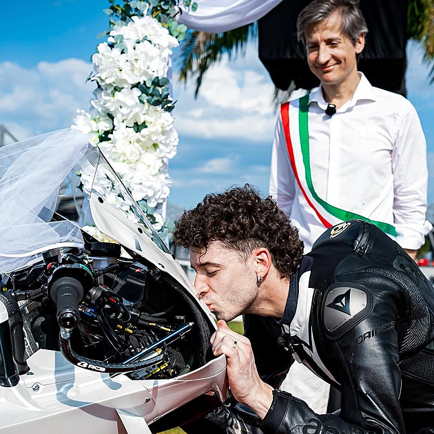 U oltáře s motorkou. Závodník originálně prodloužil smlouvu, svatebčané plakali