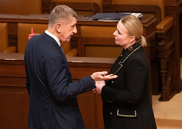 Koalice chce přidat 800 milionů korun na sport, opozice 21 miliard na obranu