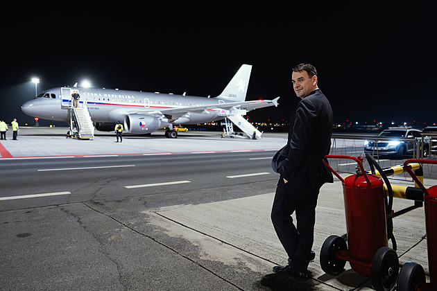 V Praze přistál už devátý evakuační spoj. S navrátilci se vítal i ministr Macinka