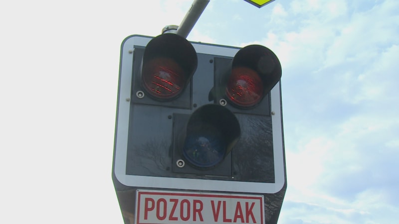 Tragická nehoda na přejezdu u Třebechovic: Řidič zemřel po střetu s vlakem