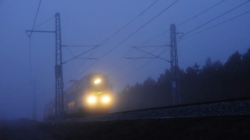 Vlak ve Světlé nad Sázavou srazil člověka. Provoz na trati stojí, na místě jsou záchranáři