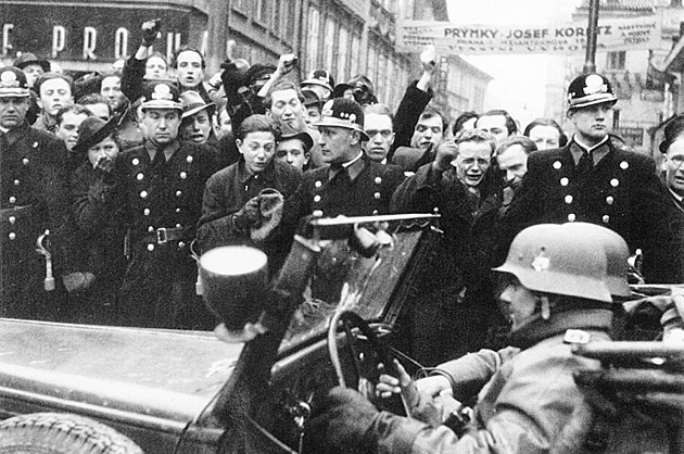 Wehrmacht v Praze a běsnící dav. Chlapec z fotky ještě netušil, jak se mu změní život