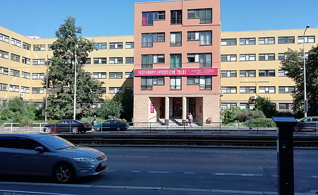 Student vyhrožoval spolužačce. Pražská škola provedla evakuaci, zasáhla policie