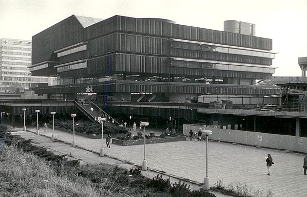 DBK slaví 45 let od prvního otevření. Brutalistní klenot v Praze stále žije