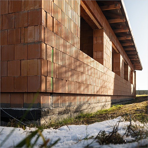 Tepelná stabilita rodinného domu: Proč na akumulaci záleží víc než na izolaci?