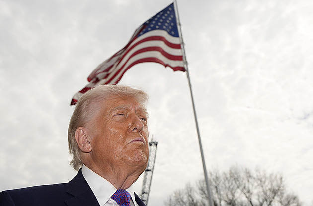 Írán má dle Izraele utrum s raketami i uranem. Vojáci dezertují, tvrdí Trump