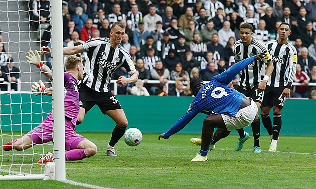 ONLINE: Sunderland otočil na Newcastlu, hraje West Ham či Tottenham