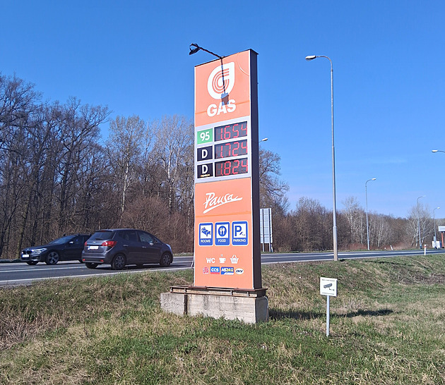 „Lidi jsou zlí, radši to tu zavřít.“ Čerpadláři na Slovensku čelí nadávkám za dvojí ceny