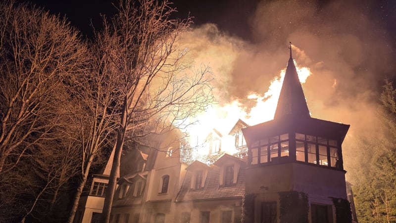 Požár patrového domu na Semilsku: S plameny bojuje sedm jednotek hasičů