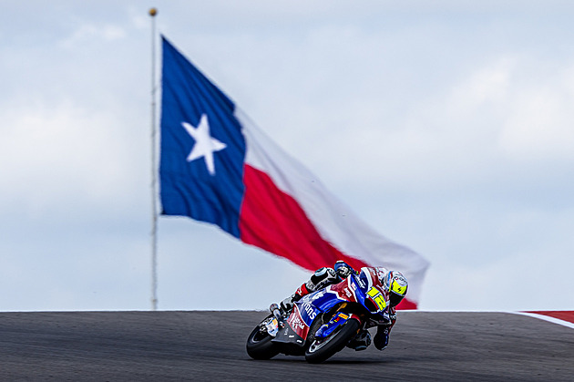Salač po hromadné nehodě kulhal, přerušený závod Moto2 v Austinu ale dojel