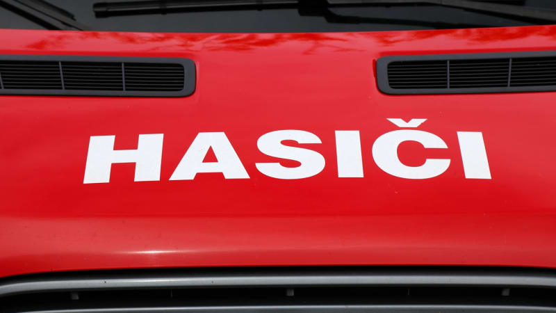Tragédie v Plzni: Při požáru bytu zahynul člověk. Desítky lidí se musely evakuovat