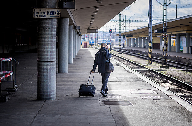 Poškozené trakční vedení na Smíchově zastavilo vlaky mezi Prahou a Radotínem