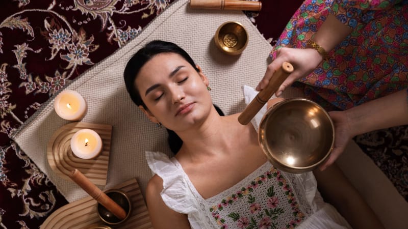 Češi si oblíbili alternativní psychoterapii: Jak se vrátit do minulosti či pracovat s tělem?