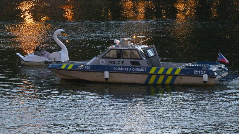 Muž skočil do Vltavy, na ostrůvku v Braníku vyhrožoval nožem. Skončil v péči záchranářů