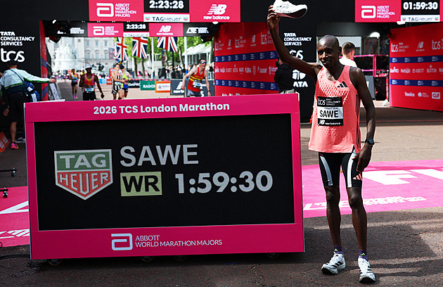 Historický maraton v Londýně. Dva běžci pod dvě hodiny, rekordmanem Sawe