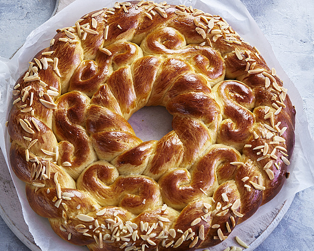 Zapomeňte na vánočku, vyzkoušejte čarodějnický mrváň. Věnec z kynutého těsta