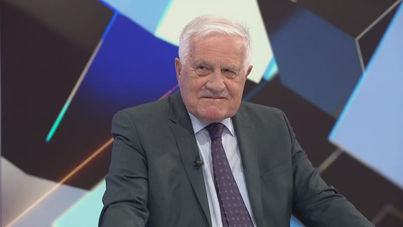 Musím zdvihat oči v sloup, vzkázal Klaus Babišovi kvůli Maďarsku. Vládu rovněž pochválil