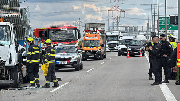 Nehoda kamionu a dodávky uzavřela část Pražského okruhu. Tvoří se kolony