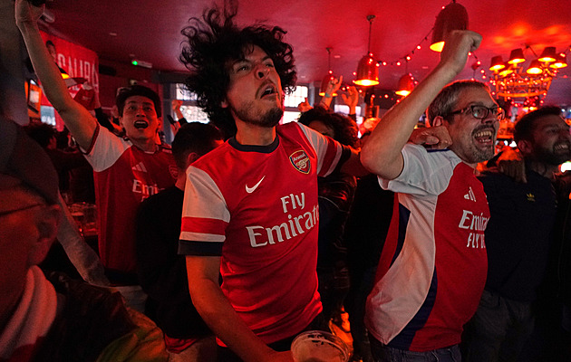 Dlouhé čekání skončilo! Arsenal po 22 letech slaví titul, rozhodla remíza City