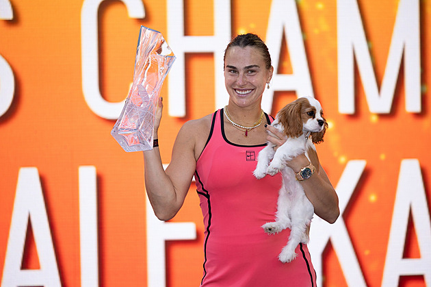 Nejroztomilejší VIP? Pes Sabalenkové se zapsal do historie Roland Garros