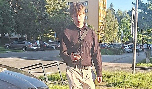Přesvědčování i nátlak. Poslechněte si kyberšmejdy, kteří obrali ženu o statisíce