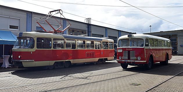 Dopravní legendy v Ostravě. Podnik renovoval starý autobus i někdejší tramvaj