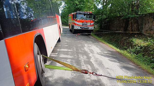 Na Plzeňsku havaroval autobus s dětmi, zůstal stát nakloněný do strany