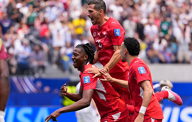 Švýcarsko - Bosna 4:1, nejdřív nuda, pak divočina. Zářil Manzambi, trefil se i Mahmič