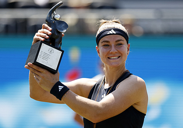Muchová před Wimbledonem slaví první titul na trávě, Ósakaová finále vzdala