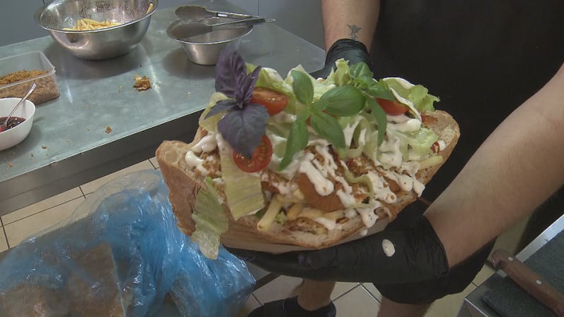 Obří kebab se smaženým sýrem dobývá Jaroměř. Jedna porce nasytí až tři lidi