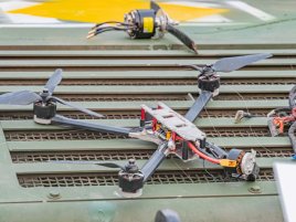 Vědci vytvořili dron, který je za letu téměř neviditelný. Lidské oko ho neuvidí