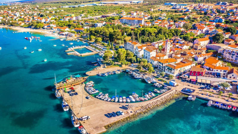 Chorvatům došla trpělivost: Turistům z pláže odvážejí lehátka i slunečníky
