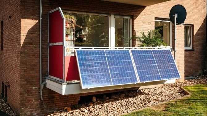V další zemi půjde fotovoltaiku na balkon namontovat bez schvalování. V Česku si je můžeme prohlížet v Lidlu