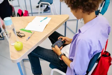 Zákaz mobilů ve školách je třeba, míní část expertů. Ombudsman: Řeší jen následek