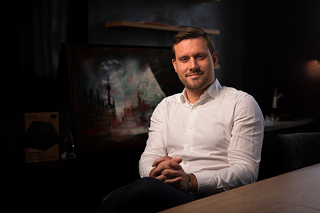 Levnější ropa nestačí. Marže rafinérií jsou teď rekordní, říká odborník