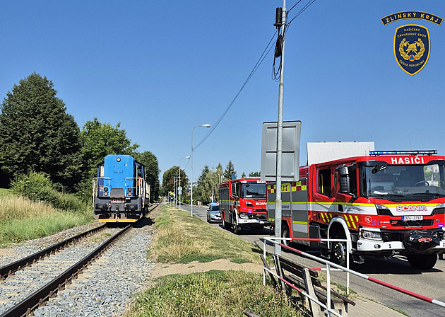 Cyklista ve Zlíně vjel na přejezdu pod projíždějící lokomotivu, na místě zemřel