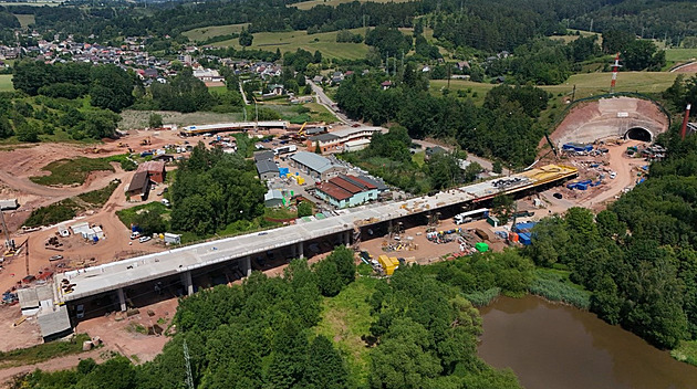 Stavbaři budují most na obchvatu Náchoda, silnici I/14 na čtyři dny zavřou