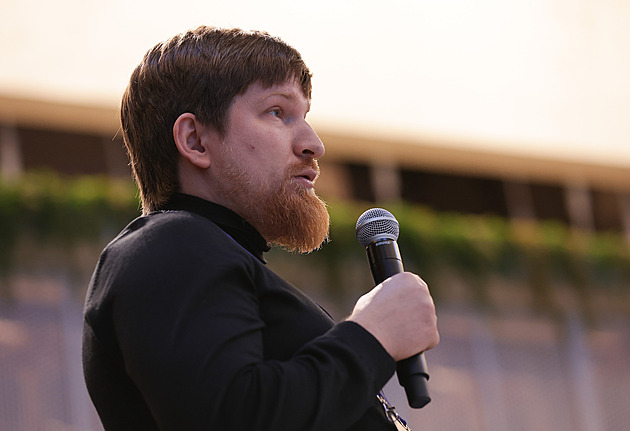 Výbuch auta vážně zranil šéfa ruské továrny na drony, bojuje o život