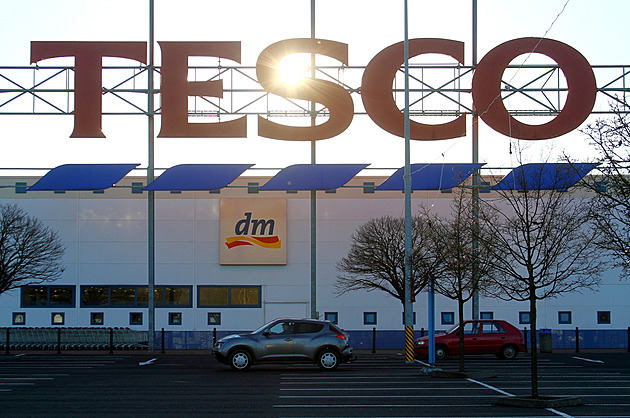 Slevy, rozvoz i Clubcard. S odchodem sítě Tesco by v Česku neskončily jen obchody