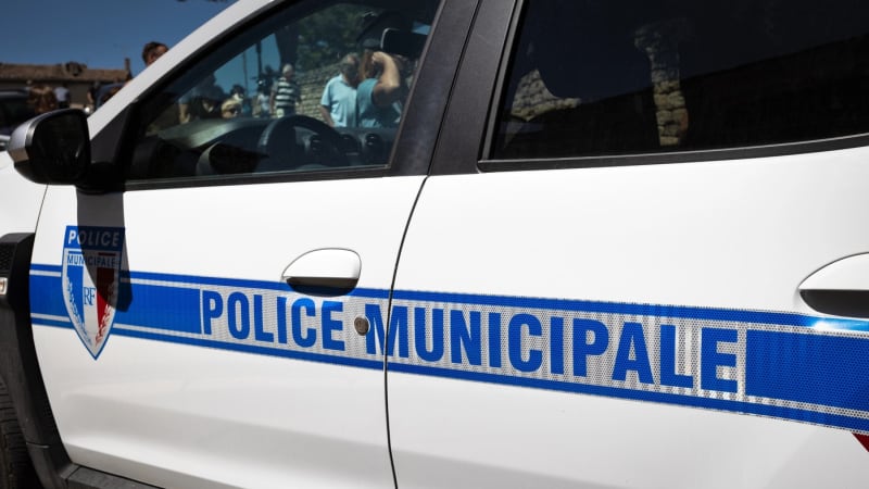 Ozbrojený muž zastřelil ve Francii ženu přímo na ulici. Policisté ho ještě nedopadli