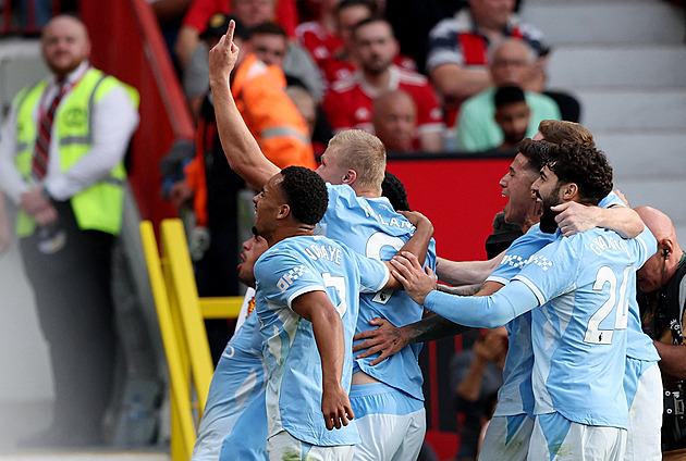 Derby o Manchester ovládlo i s červenou kartou City. Haaland rekordmanem