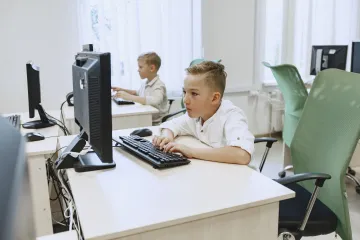Místo blízkých AI. Děti se častěji svěřují se starostmi chatbotům