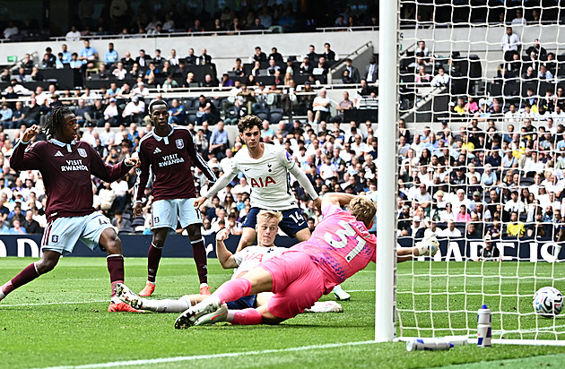 Kinský dostal tři góly a Tottenham je v pásmu sestupu, Horníček slavil výhru