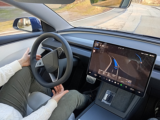 Tesla slaví. Přesvědčila české úřady a aktivuje svým autům poloautonomní řízení