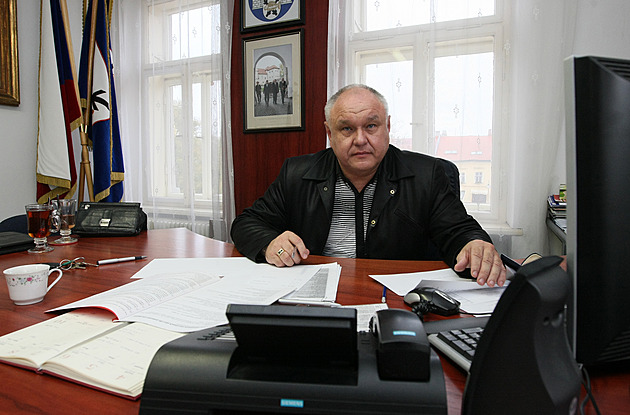 Starostu odsoudili za zpronevěru, odvolat ho nestihli. Zkolaboval a je v nemocnici