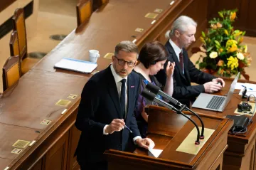 Poslanci přerušili mimořádnou schůzi k řadě předloh, jednat budou dál ve středu