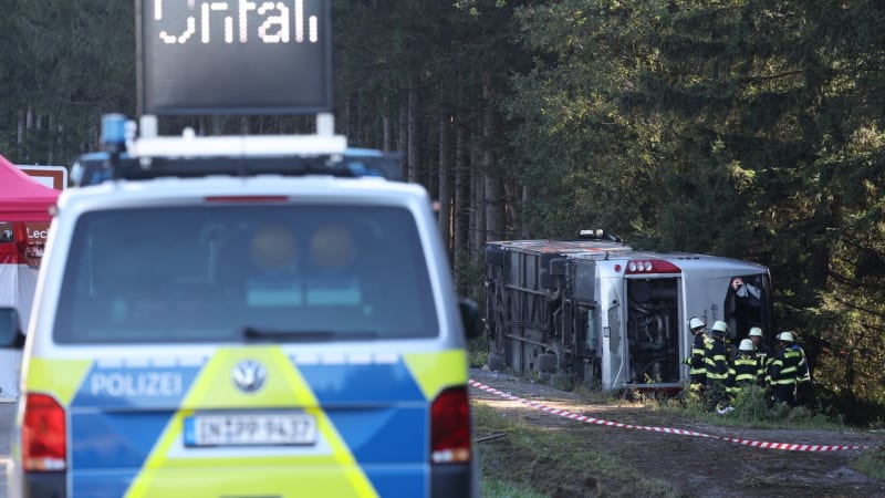 Dva lidé nepřežili nehodu autobusu, další se zranili. Převrátil se na dálnici v Bavorsku